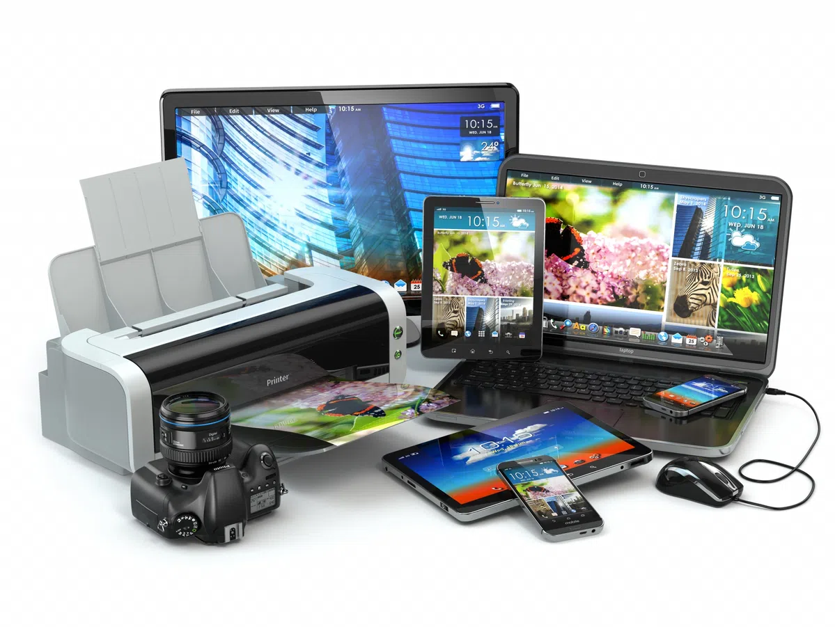 Laptop, tablet, smartphone, beeldscherm, printer en camera bij elkaar op een witte achtergrond