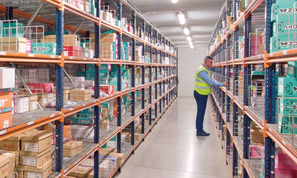 Groothandel aan het werk in het magazijn